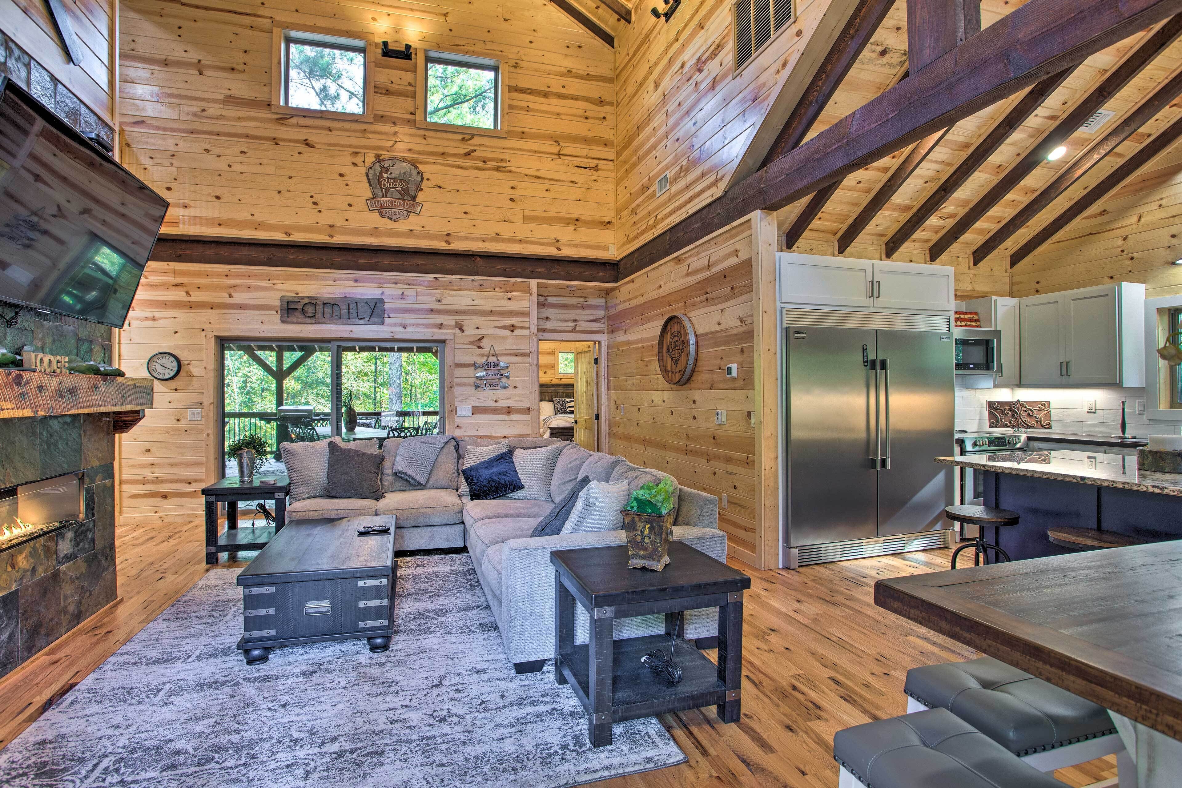 Expansive Luxury Cabin: Game Room, Fire Pit, Deck!