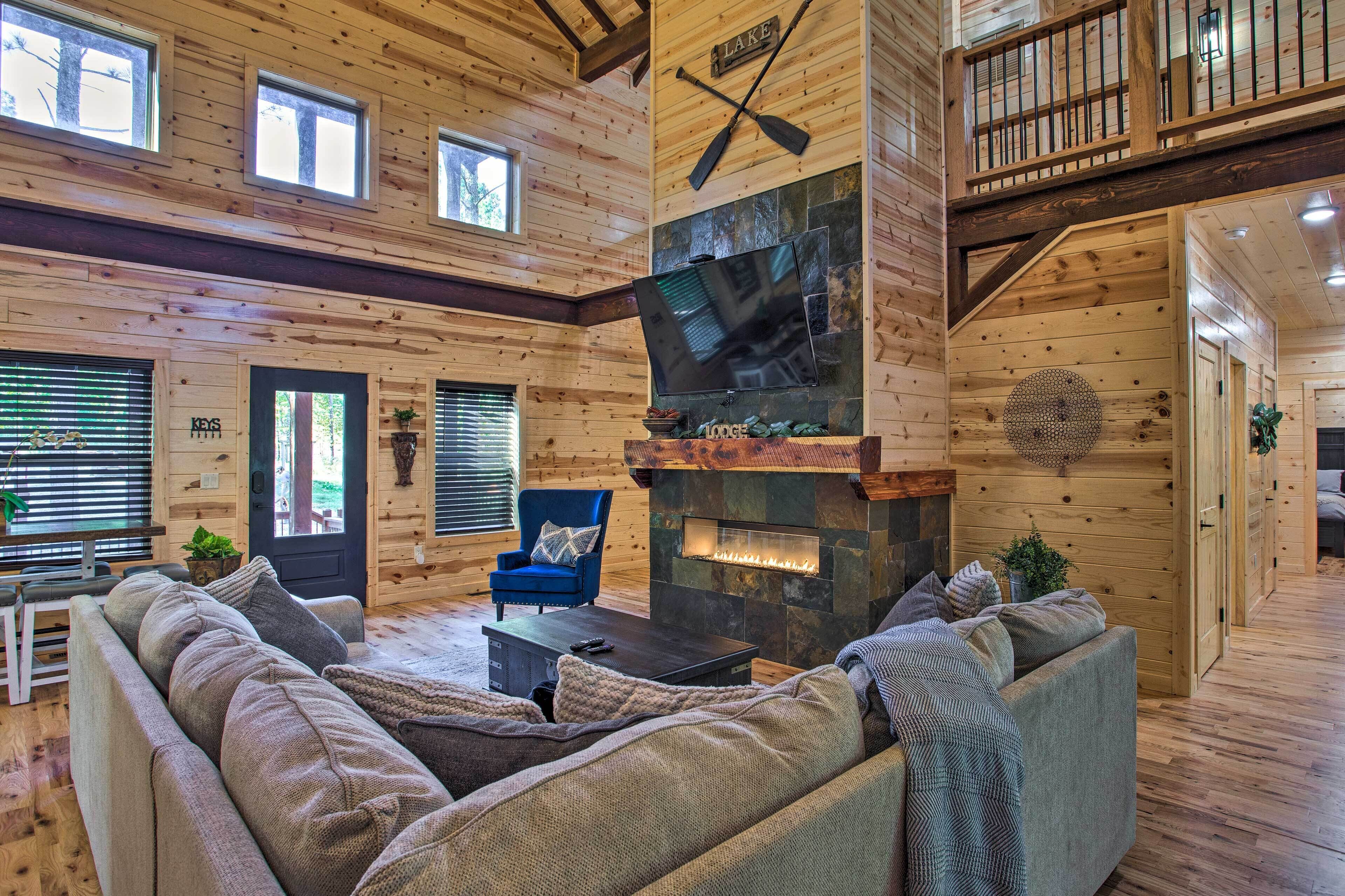Expansive Luxury Cabin: Game Room, Fire Pit, Deck!