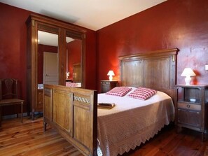 3 bedrooms, free WiFi - Charming XIXth Century House with Large Garden Near Brioude, Sleeps 6 (Bournoncle-Saint-Pierre)