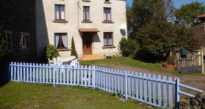 Gßte familial paisible, proche Gorges de la Loire, avec cour fermée, 3 chambres, équipements bébé