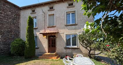 Gßte familial paisible, proche Gorges de la Loire, avec cour fermée, 3 chambres, équipements bébé