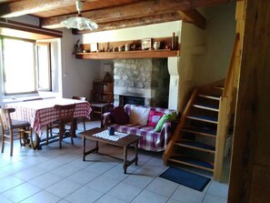 TV, fireplace
