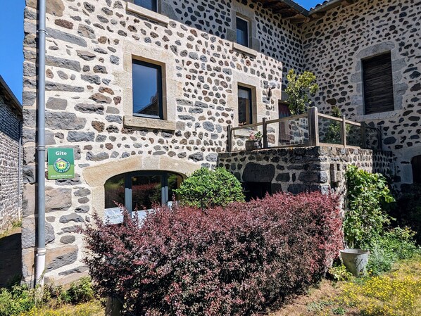 Un edificio de piedra con un letrero que dice 'Gite'.