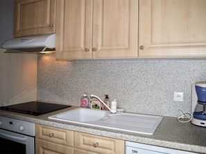 Jääkaappi, mikroaaltouuni, uuni, liesi