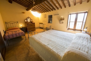 6 habitaciones, tabla de planchar con plancha, wifi y ropa de cama 