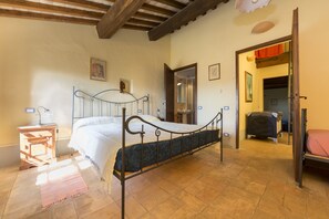 6 bedrooms, iron/ironing board, WiFi, bed sheets - SAN FRANCESCO - From a Medieval Convent to a Breathtaking Country Mansion (Viterbo)
