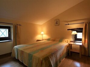 3 bedrooms - Historic Home by the Allier River: Terrace, BBQ, Games, Near Beach & Village Sights (Villeneuve-d'Allier)