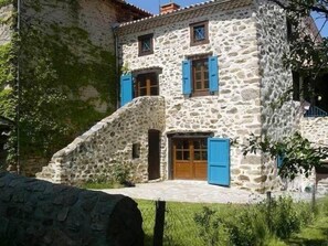 Exterior - Historic Home by the Allier River: Terrace, BBQ, Games, Near Beach & Village Sights (Villeneuve-d'Allier)