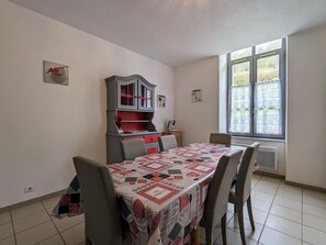 Dining - Cozy Riverside Cottage for 6 with Parking in Saint-Julien-des-Chazes (Saint-Julien-des-Chazes)