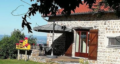 Gßte familial avec équipement bébé, terrasse et jardin clos à Roche-en-Régnier