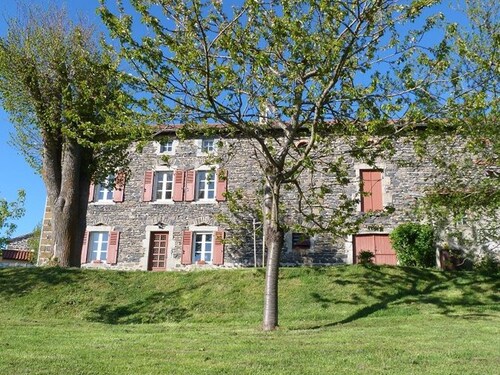 Gîte restauré avec grand terrain clos, salle de jeux, proche du Puy en Velay et Chavaniac-Lafayette