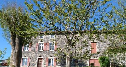 Gßte restauré avec grand terrain clos, salle de jeux, proche du Puy en Velay et Chavaniac-Lafayette