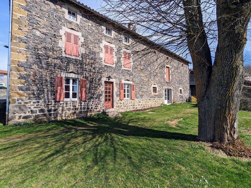 Gîte restauré avec grand terrain clos, salle de jeux, proche du Puy en Velay et Chavaniac-Lafayette