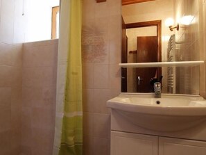 Bathroom - Charming Countryside Retreat: Nature, Comfort & Activities in Livradois Park (Jullianges)