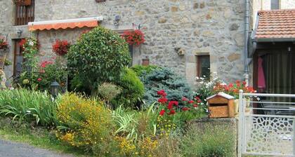 Charming Rural Retreat: 3 BR, En-Suite WCs, Terraces, BBQ, Baby Gear, Near Medieval Villages