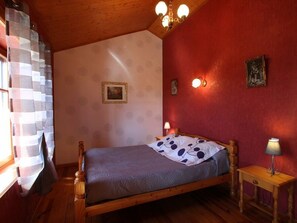 3 bedrooms, travel cot, free WiFi, bed sheets