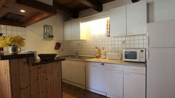 Kjøleskap, mikrobølgeovn og oppvaskmaskin