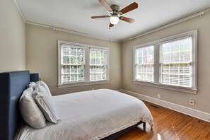 3 habitaciones, tabla de planchar con plancha, wifi y ropa de cama 