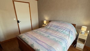 Room - Cozy Cottage Near Mézenc Plateau - Calm Hamlet, Golf Nearby, Baby Gear Included (Lantriac)