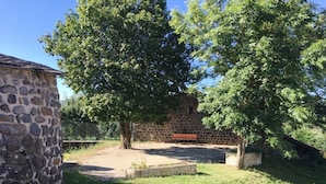 A stone building with a bench and a tree in front. - Cozy Cottage Near Mézenc Plateau - Calm Hamlet, Golf Nearby, Baby Gear Included (Lantriac)
