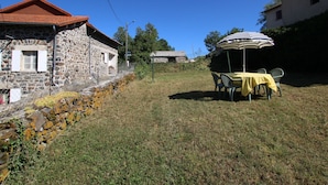 Outdoor dining - Cozy Cottage Near Mézenc Plateau - Calm Hamlet, Golf Nearby, Baby Gear Included (Lantriac)