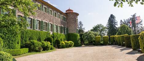 المنشأة من الخارج