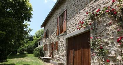 Maison de charme en pierre au bord dâun ruisseau, proche dâun bourg mĂ©diĂ©val â Jardin et garage inclus