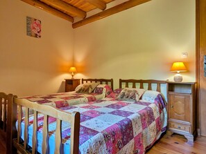 3 bedrooms - Charming 19th Century Stone House by a Brook, Near Medieval Village (Allègre)