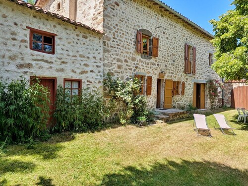 Maison de charme en pierre au bord d’un ruisseau, proche d’un bourg médiéval – Jardin et garage inclus