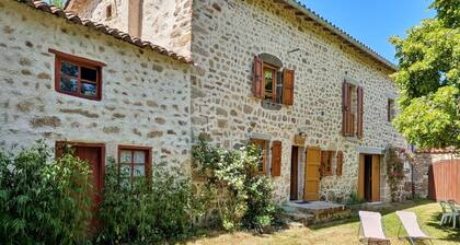 Maison de charme en pierre au bord d’un ruisseau, proche d’un bourg médiéval – Jardin et garage inclus