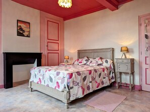 3 bedrooms, free WiFi - Charming House with Terrace, Enclosed Yard, WiFi, Near Leisure Activities, Sleeps 6 (Yssingeaux)