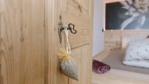 A wooden door with a keyhole, a key, and a small bag hanging on a string. - Holiday Home “Berg Wieserhof” with Mountain View, Balcony and Shared Garden (Aldein)