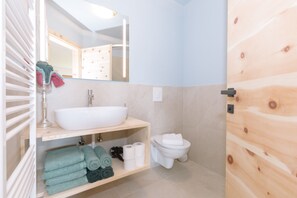 Een douche, gratis toiletartikelen, een haardroger, handdoeken