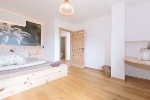 2 makuuhuonetta, silitysrauta/-lauta, ilmainen Wi-Fi, vuodevaatteet