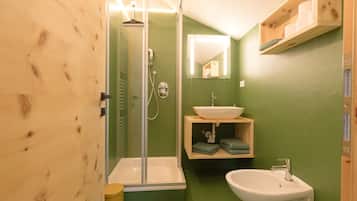 Baignoire, articles de toilette gratuits, sĂšche-cheveux