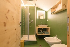 Baignoire, articles de toilette gratuits, sèche-cheveux