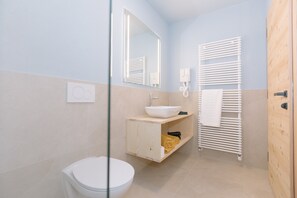 Shower, free toiletries, hair dryer, towels - Holiday Home “Wold Wieserhof” with Mountain View, Balcony and Shared Garden (Aldein)