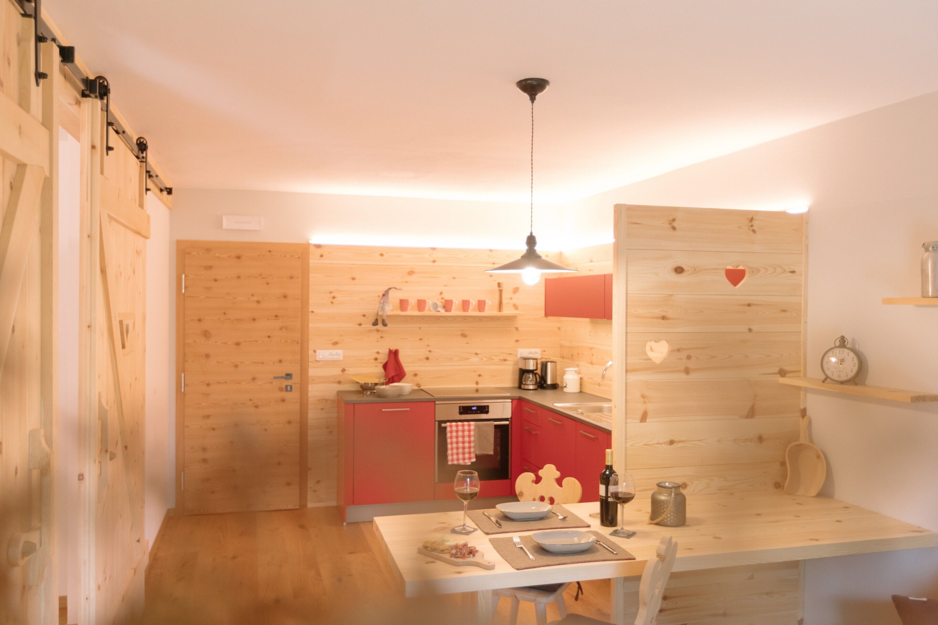 冷蔵庫、電子レンジ、オーブン、コンロ