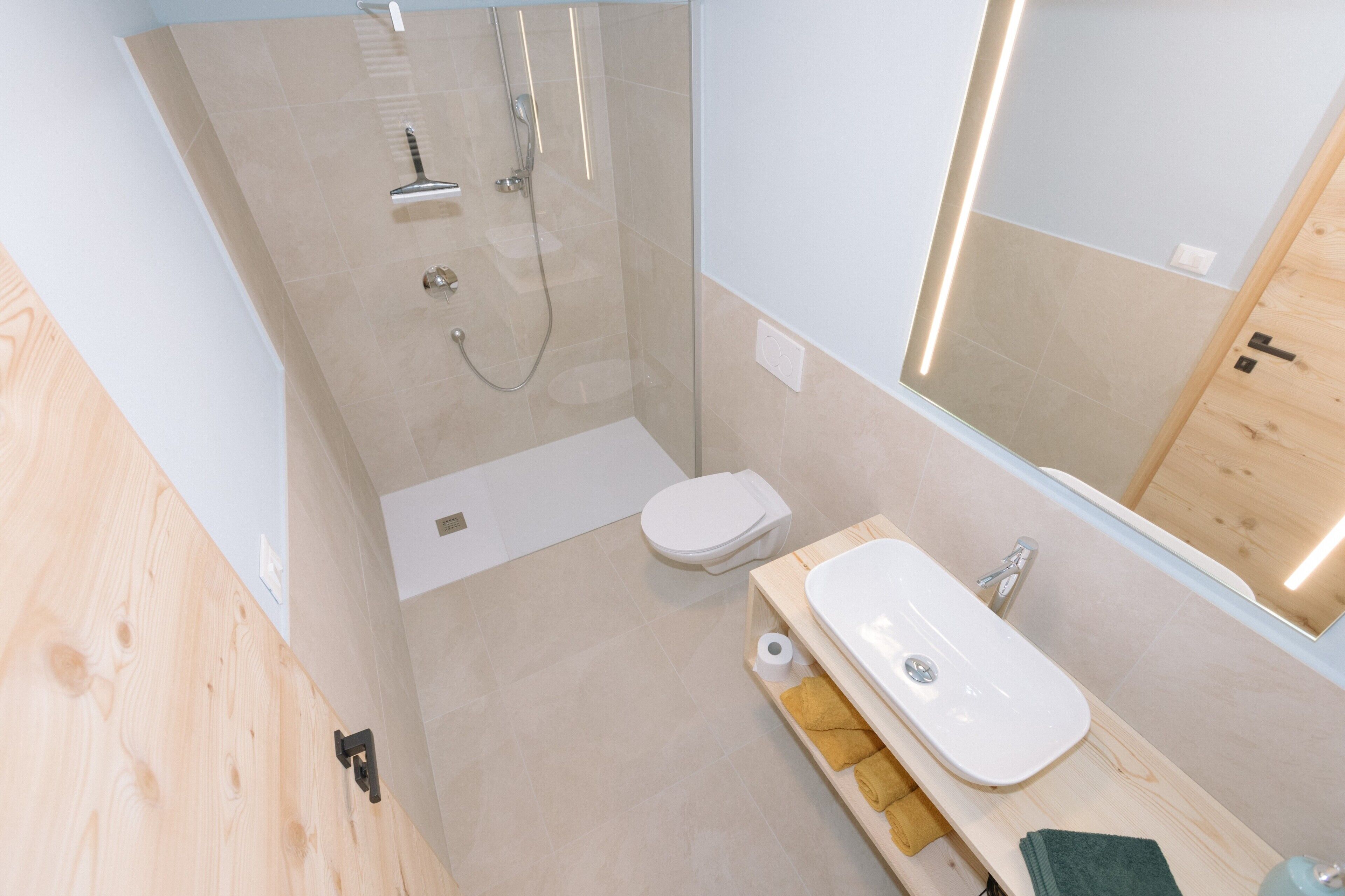 Dusche, kostenlose Toilettenartikel, Haartrockner, Handtücher