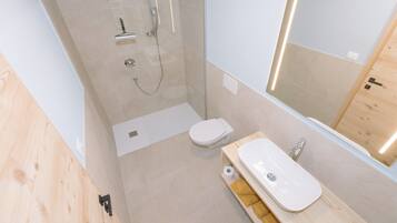 Dusche, kostenlose Toilettenartikel, Haartrockner, Handtücher