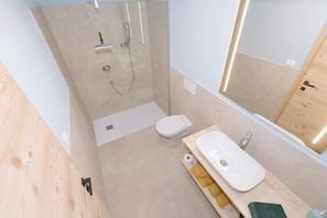 Chuveiro, produtos de toalete grátis, secador de cabelo 