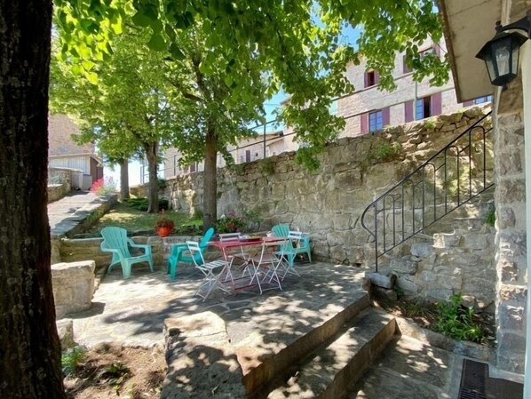 Outdoor dining - Charming Cottage Near Puy-en-Velay with Private Terrace and Modern Amenities (Blavozy)