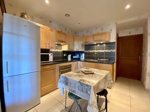 Fridge, microwave