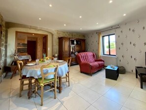 TV - Charming Cottage Near Puy-en-Velay with Private Terrace and Modern Amenities (Blavozy)