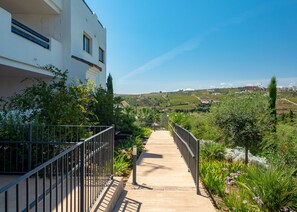 المنطقة المحيطة بالمنشأة