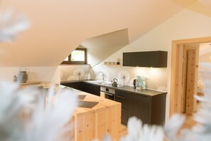 Geladeira, fogão, cooktop, cafeteira/chaleira