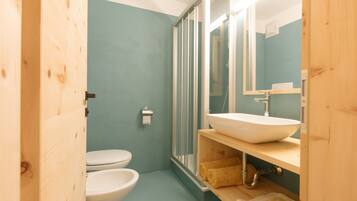 Douche, sĂšche-cheveux, serviettes fournies