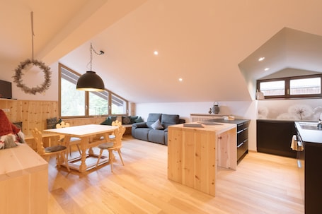 Interior. Charming and Cozy Holiday Home “Ferienwohnung SEA Wieserhof” with Mountain View, Balcony, Shared Garden & WiFi; Parking Available