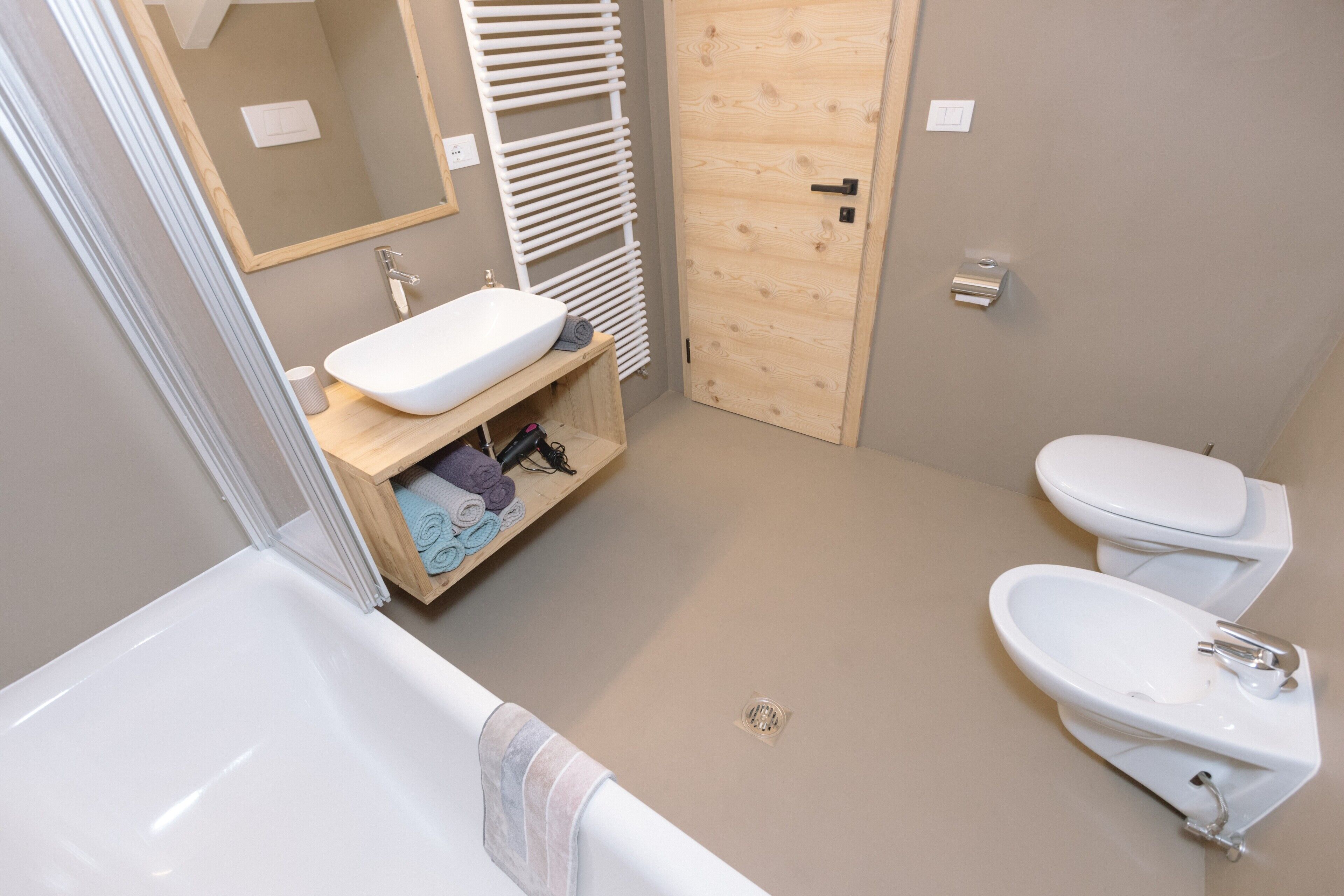 Badewanne, Haartrockner, Handtücher