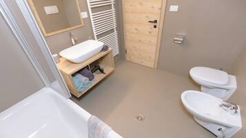 Badewanne, Haartrockner, Handtücher